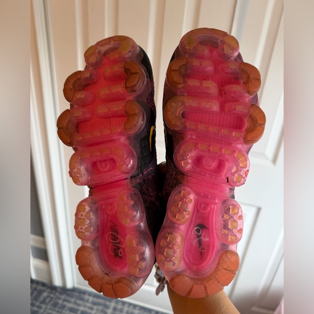 Nike Flyknit Air Vapormax Women's
Size: 8.5 - Picture 7 of 10